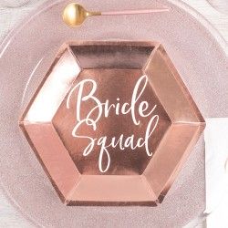 Talerzyki papierowe w kolorze różowego złota z napisem Bride Squad.