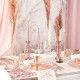 Dekoracje stołu na panieński na wieczór panieński w kolorze różowego złota. 