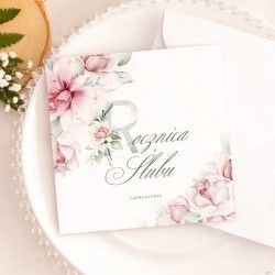 Zaproszenia do wypisania na rocznicę ślubu z różowymi kwiatami na okładce.
