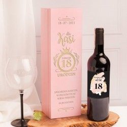 zestaw prezentowy różowa skrzynka na wino i etykieta z grawerowaną dedykacją na 18 urodziny