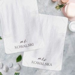 Białe ręczniki do rąk z personalizacją w postaci nazwisk prezent dla żony i męża