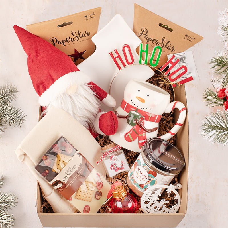 Świąteczny zestaw prezentowy BURR Christmas Basket z kubkiem w kształcie bałwana, skrzatem, czekoladą, kakao i ozdobami.