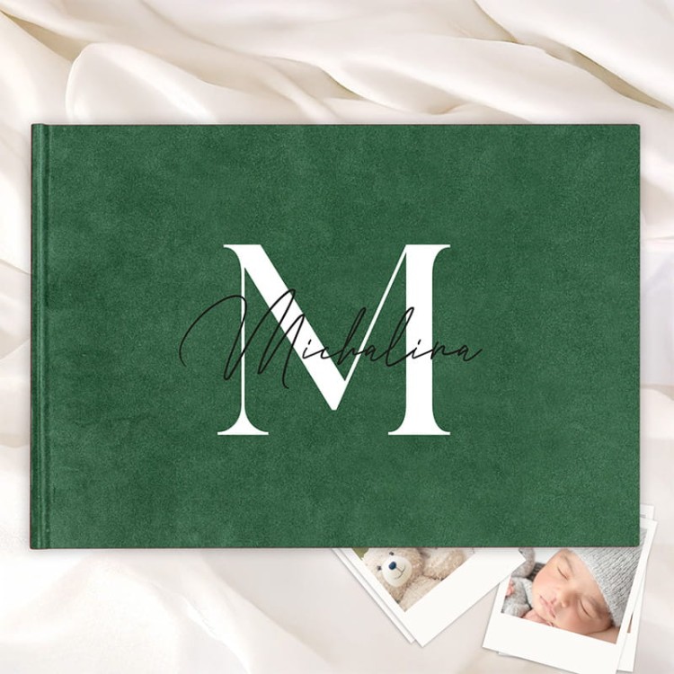 Album welurowy na zdjęcia z imieniem i inicjałem, elegancka pamiątka na chrzest, narodziny lub baby shower.