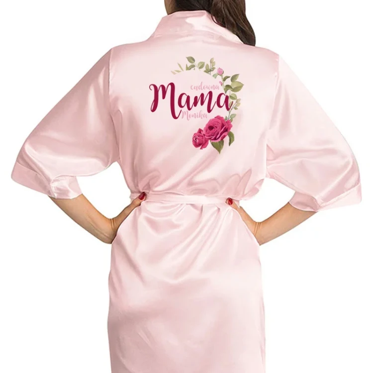 Zestaw prezentowy dla mamy ze szlafrokiem i świecą.