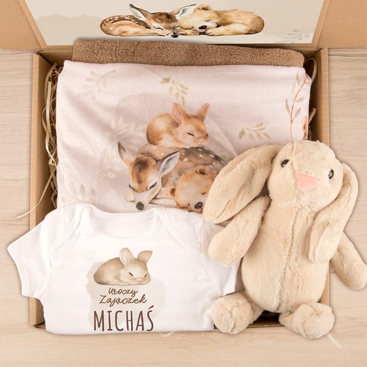 Upominek dla maluszka łączący tekstylia i maskotkę.