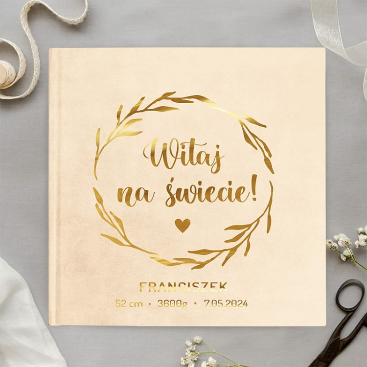 Welurowy album na zdjęcia ze złotym napisem.