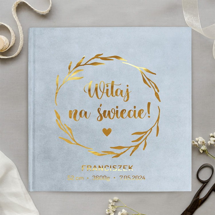 Album pamiątkowy z eleganckim złotym napisem.