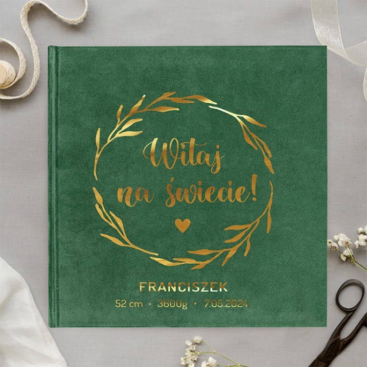 Welurowy album na prezent dla nowo narodzonego dziecka.