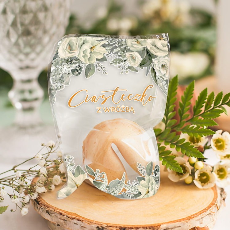 Ciasteczka z wróżbą w motywie białych kwiatów.