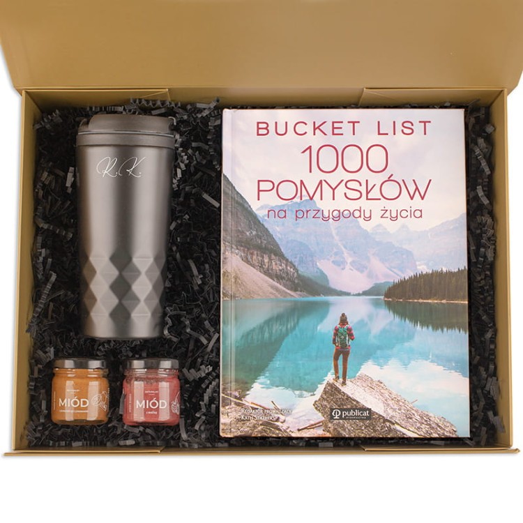 Upominek z personalizowanym kubkiem i książką