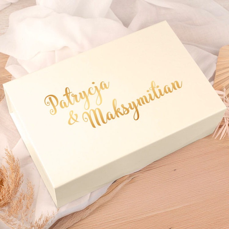 Elegancki gift box dla nowożeńców z personalizacją