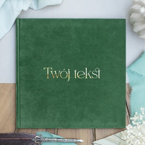 Zielony album fotograficzny z możliwością personalizacji własnym napisem na okładce.
