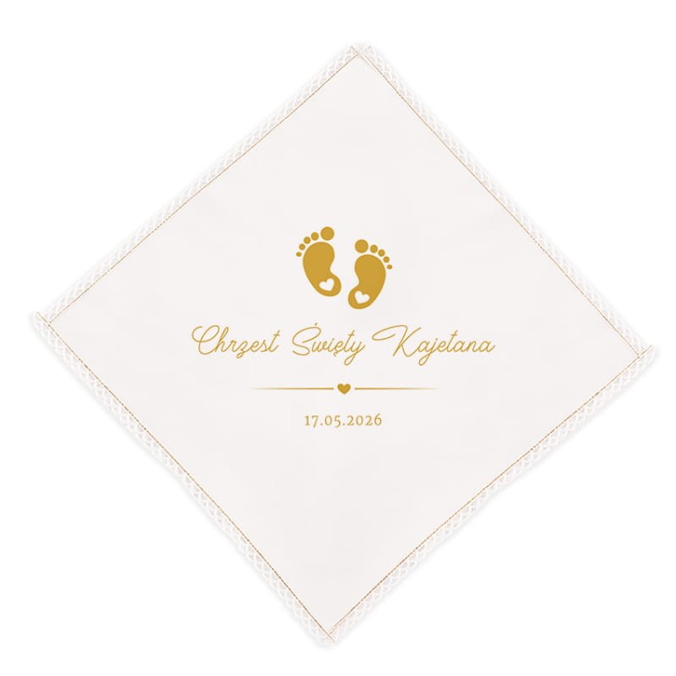 Satynowa-szatka-do-Chrztu-w-kolorze-bialym-wykonczona-ozdobnym-wzorkiem-Na-srodku-umieszczona-grafika-z-malymi-zlotymi-stopkami-oraz-personalizacja-z-imieniem.jpg
