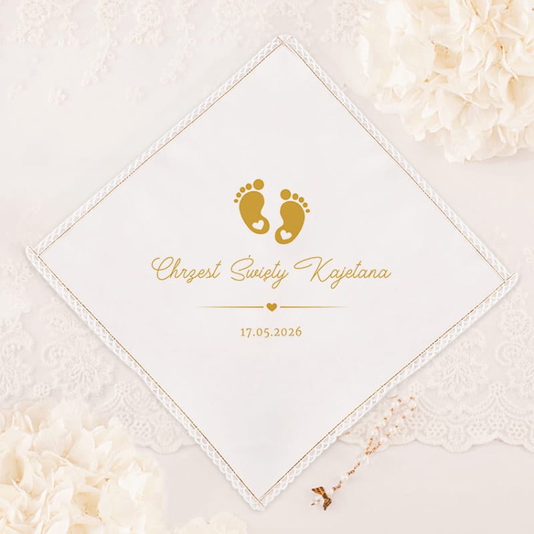 Satynowa-szatka-do-Chrztu-w-kolorze-bialym-wykonczona-ozdobnym-wzorkiem.--Na-srodku-umieszczona-grafika-z-malymi-zlotymi-stopkami-oraz-personalizacja.jpg
