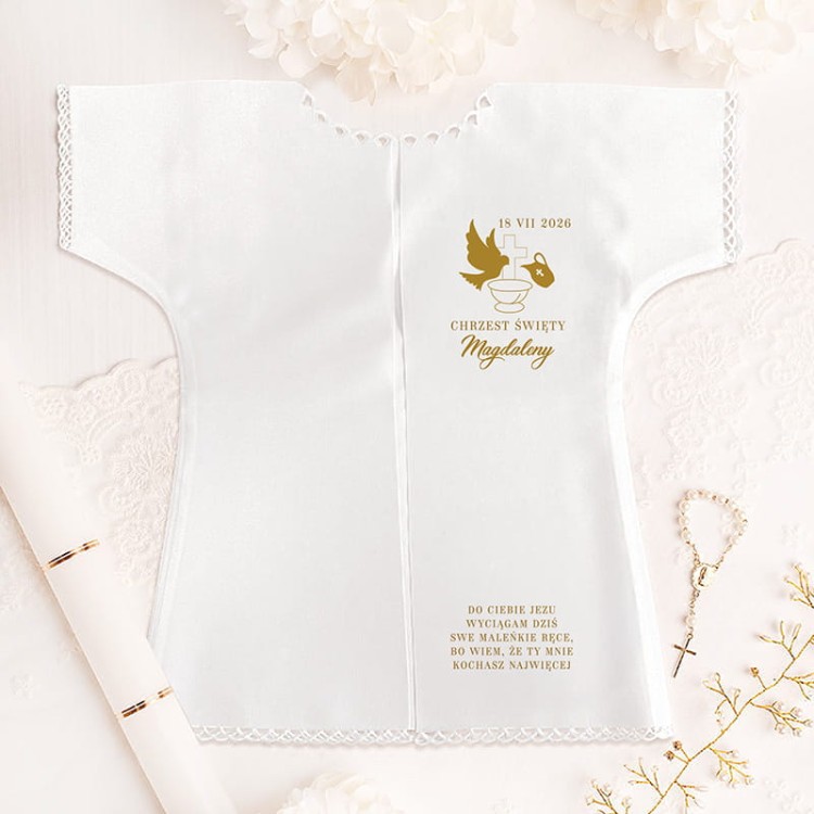 Szatka-do-Chrztu-Swietego-w-bialym-kolorze-Na-niej-widnieje-grafika-przedstawiajaca-krzyzmo.jpg