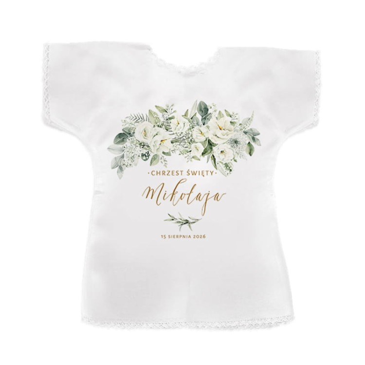 Szatka-do-Chrztu-w-ksztalcie-koszulki-w-bialym-kolorze.-Udekorowana-grafika-z-motywem-kwiatow.jpg
