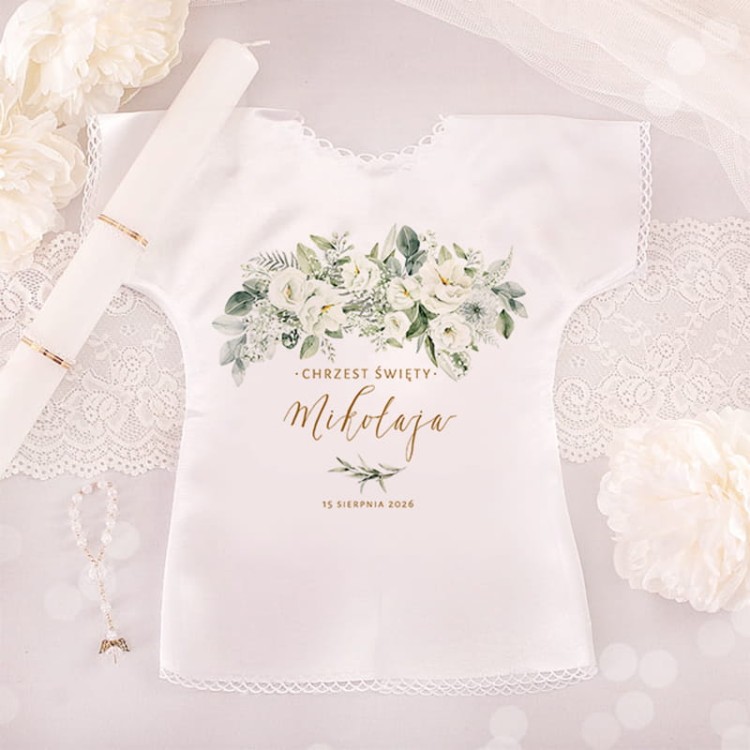 Szatka-do-Chrztu-w-ksztalcie-koszulki-w-bialym-kolorze-Udekorowana-grafika-z-motywem-kwiatow.jpg