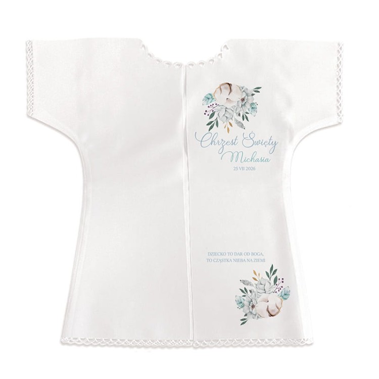Personalizowana-szatka-na-Chrzest-w-bialym-kolorze-wzbogacona-o-ozdobny-brzeg.jpg