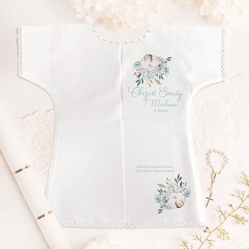 Personalizowana-szatka-na-Chrzest-w-bialym-kolorze-wzbogacona-o-koronkowy-brzeg.jpg