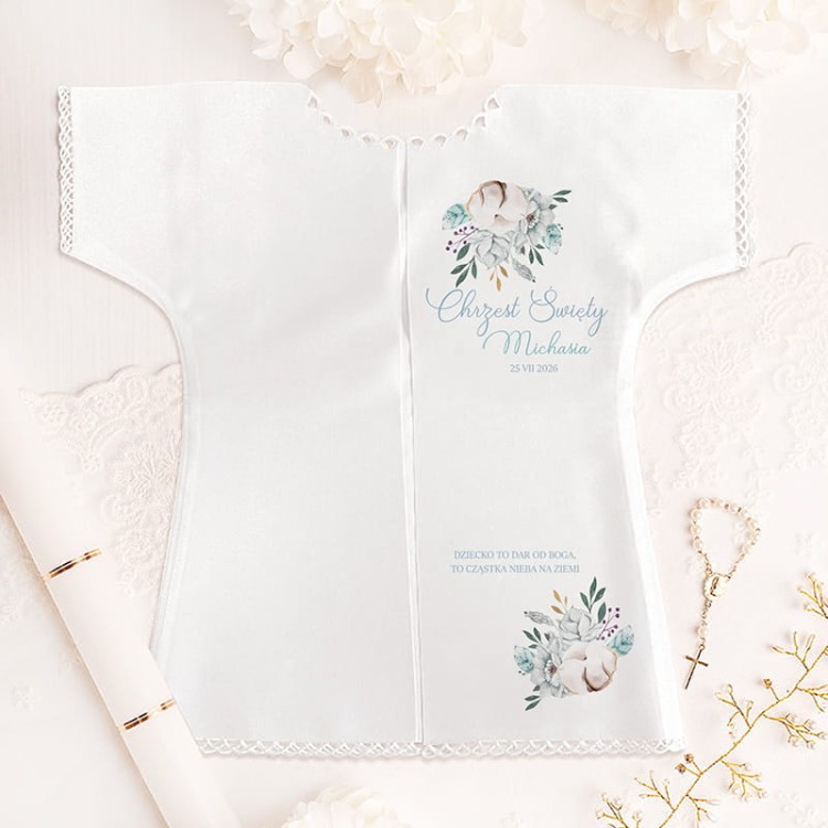 Personalizowana-szatka-na-Chrzest-w-bialym-kolorze-wzbogacona-o-koronkowy-brzeg.jpg