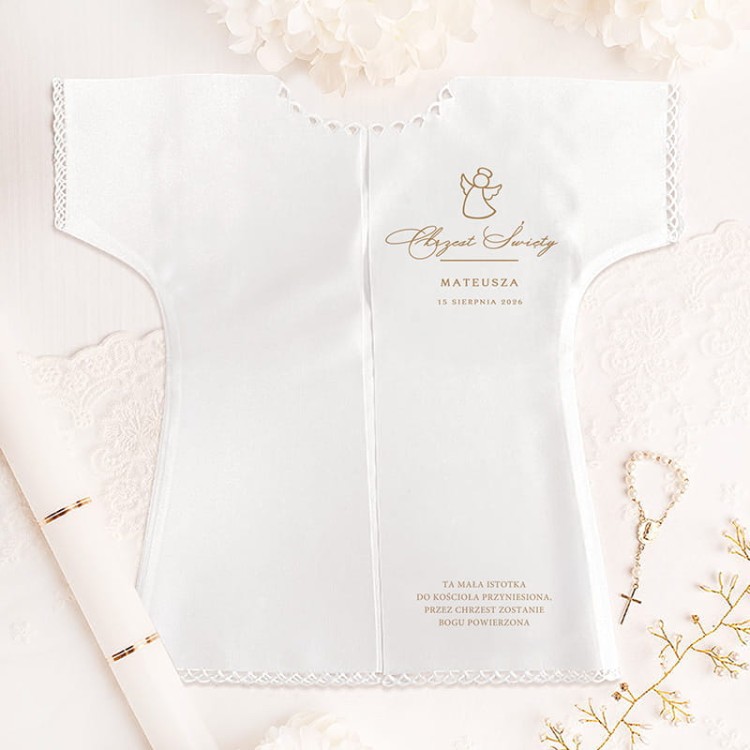 Szatka-do-Chrztu-w-bialym-kolorze-z-pieknym-zlotym-zdobieniem-Udekorowana-piekna-grafika-z-aniolem.jpg