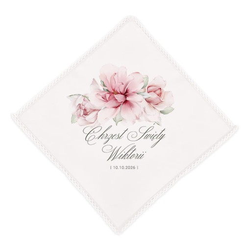 Szatka-biala-do-Chrztu-dziewczynki-z-imieniem-satynowa-Szatka-zawiera-personalizacje-i-grafike-rozowych-kwiatow.jpg
