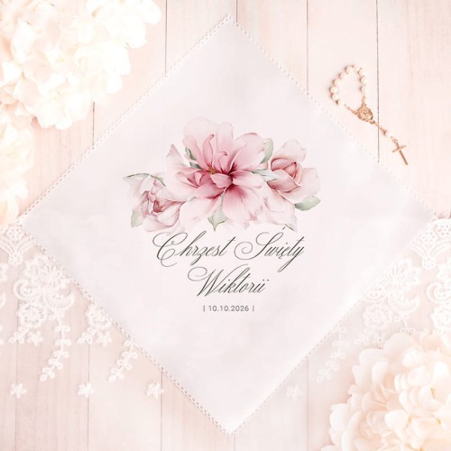 Szatka-biala-do-Chrztu-dziewczynki-z-imieniem-Szatka-zawiera-personalizacje-i-grafike-rozowych-kwiatow.jpg
