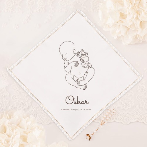 Biala-szatka-do-Chrztu-w-ksztalcie-rombu.-Na-chusteczce-znajduje-sie-grafika-przedstawiajaca-kontur-noworodka-chlopca.jpg