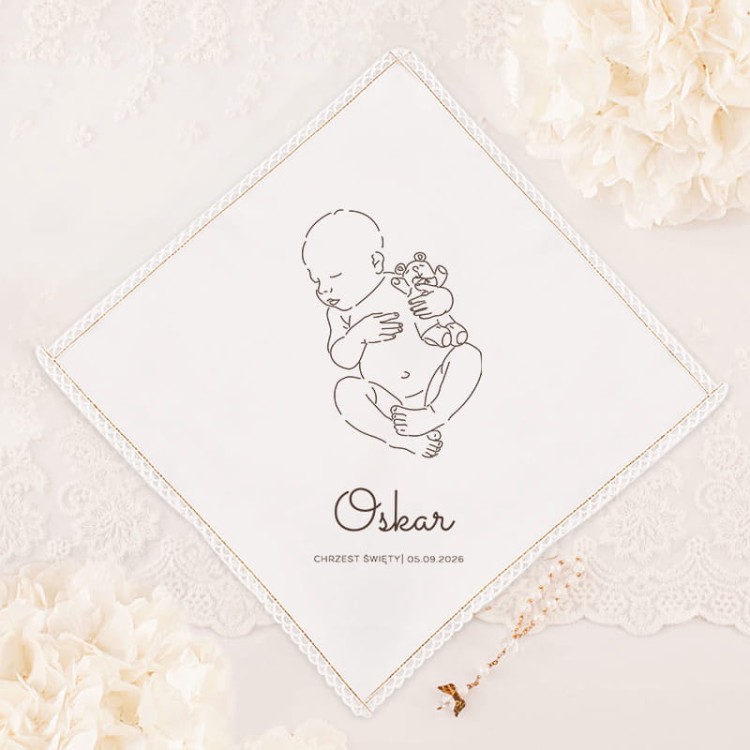 Biala-szatka-do-Chrztu-w-ksztalcie-rombu.-Na-chusteczce-znajduje-sie-grafika-przedstawiajaca-kontur-noworodka-chlopca.jpg