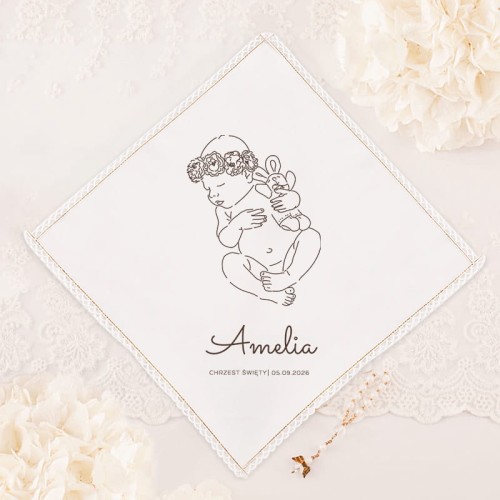 Personalizowana-szatka-do-Chrztu-Swietego-dziecka-Na-szatce-znajduje-sie-kontur-spiacej-dziewczynki-z-wiankiem-na-glowie.jpg