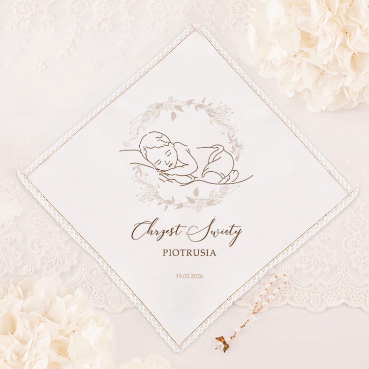 Szatka-do-Chrztu-Swietego-dla-chlopca.-Szatka-w-ksztalcie-rombu-w-bialym-kolorze-z-grafika-spiacego-dziecka.jpg