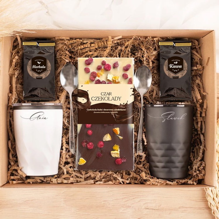 box-z-prezentami-dla-pary-kubki-kawa-herbata-lyzeczki-z-grawerem.jpg