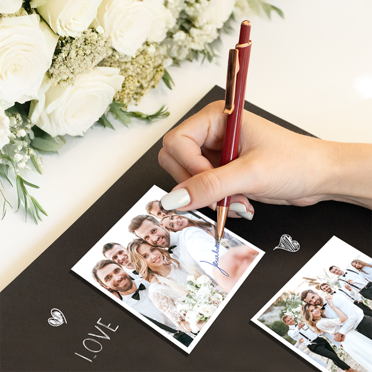 Księga na wpisy i zdjęcia z okazji Wieczoru Panieńskiego posiada czarne kartki.