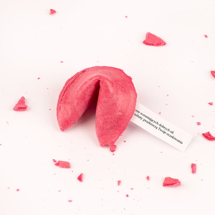 Różowe ciasteczka z wróżbą.