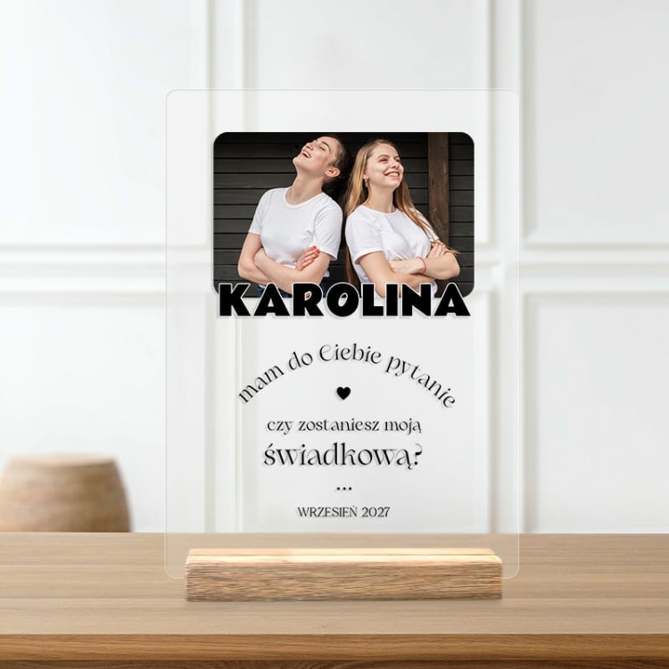 Tabliczka akrylowa ze zdjęciem i personalizacją jako forma pytania o świadkowanie dla niej.