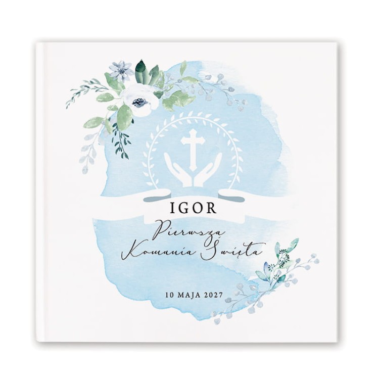 Personalizowana księga na Komunię chłopca z błękitną grafiką.