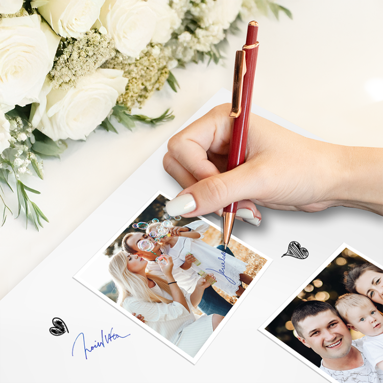 Księga gości z białymi kartkami w środku. Miejsce na wpisy i życzenia.