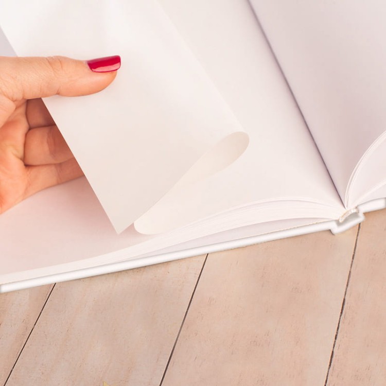 Album pamiątkowy z białymi stronami.