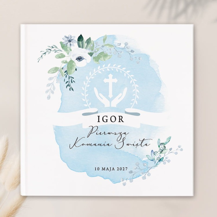 Personalizowana Księga Pamiątkowa na Komunię Świętą z błękitnym motywem.