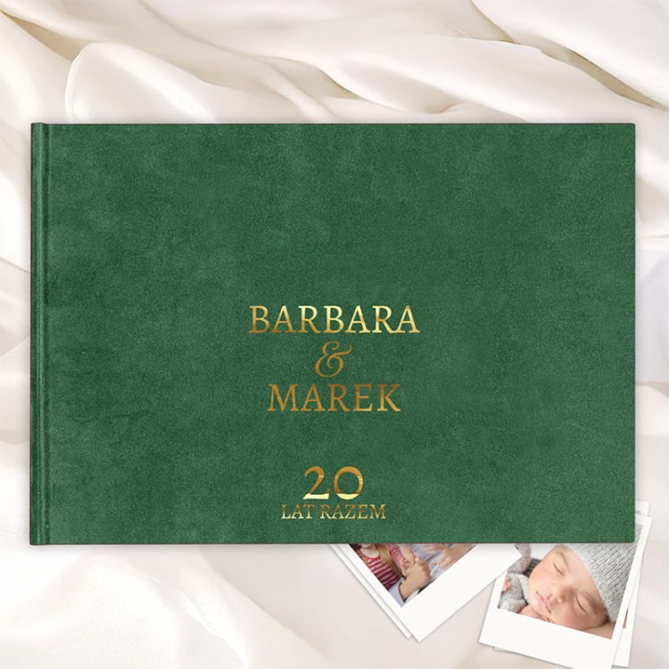 Personalizowany album welurowy na zdjęcia wklejane z eleganckim złotym napisem