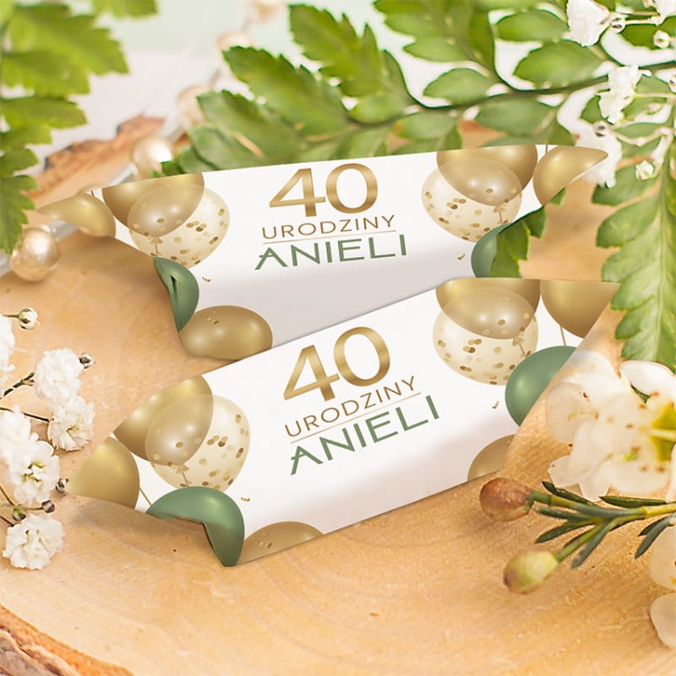 Krówki w złoto-zielonych opakowaniach z balonami i napisem 40 urodziny.