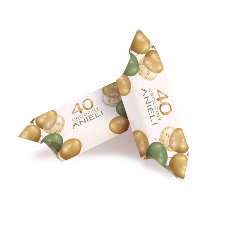 Pudełko 1 kg krówek z personalizowanymi papierkami na 40. urodziny.