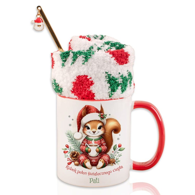 Kubek z wiewiórką i skarpetkami jako uroczy prezent świąteczny dla dziecka lub bliskiej osoby.