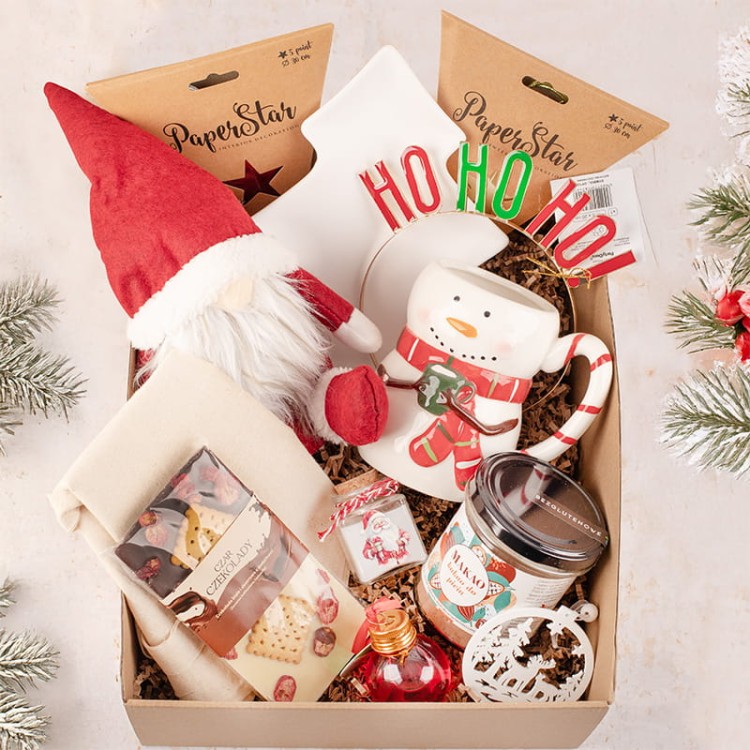 Świąteczny zestaw prezentowy BURR Christmas Basket z kubkiem w kształcie bałwana, skrzatem, czekoladą, kakao i ozdobami.