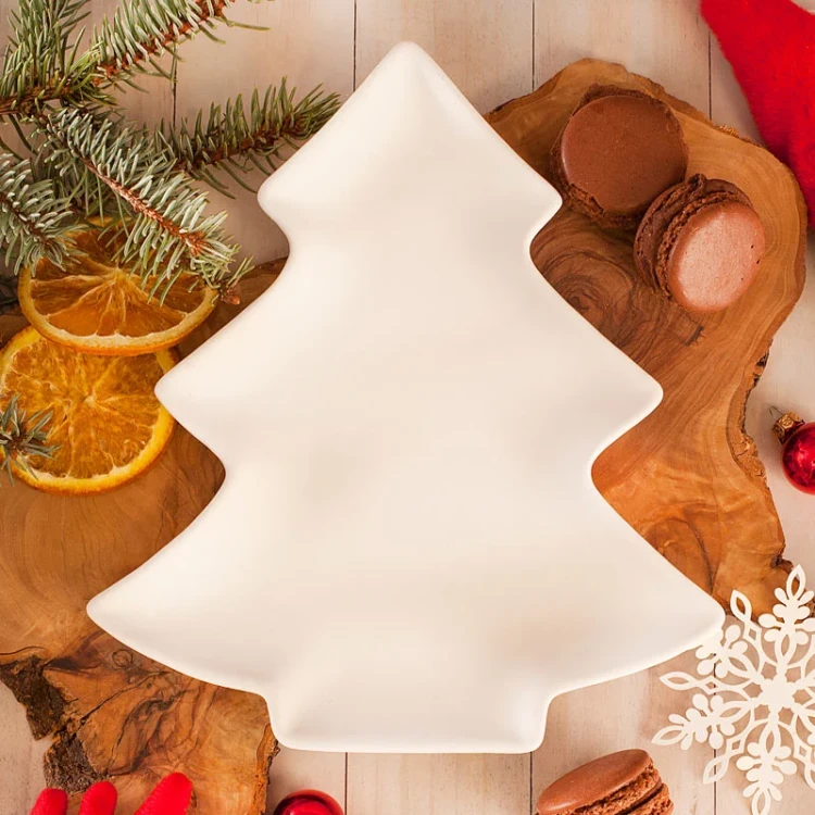 Tabliczka czekolady białej i deserowej z dodatkami żurawiny i owoców tropikalnych.