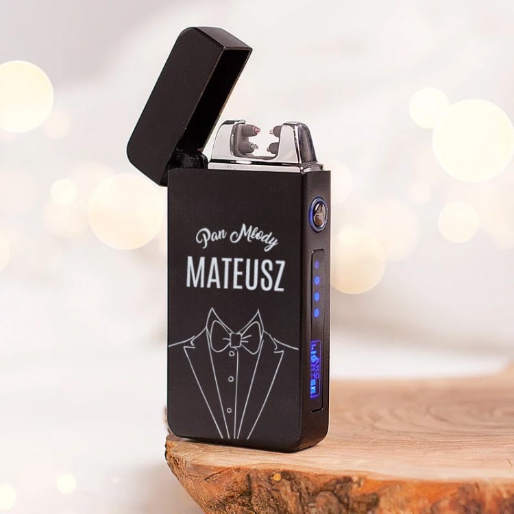 Stylowa zapalniczka dla pana młodego z metalową obudową i delikatnym motywem smokingu