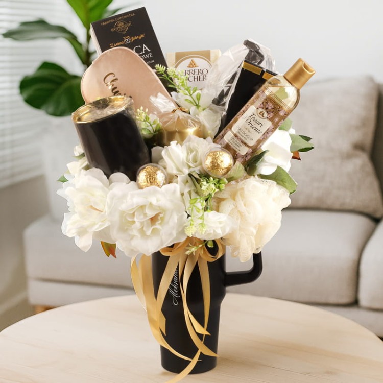 Bukiet prezentowy z kubkiem termicznym i dodatkami w eleganckiej kompozycji.