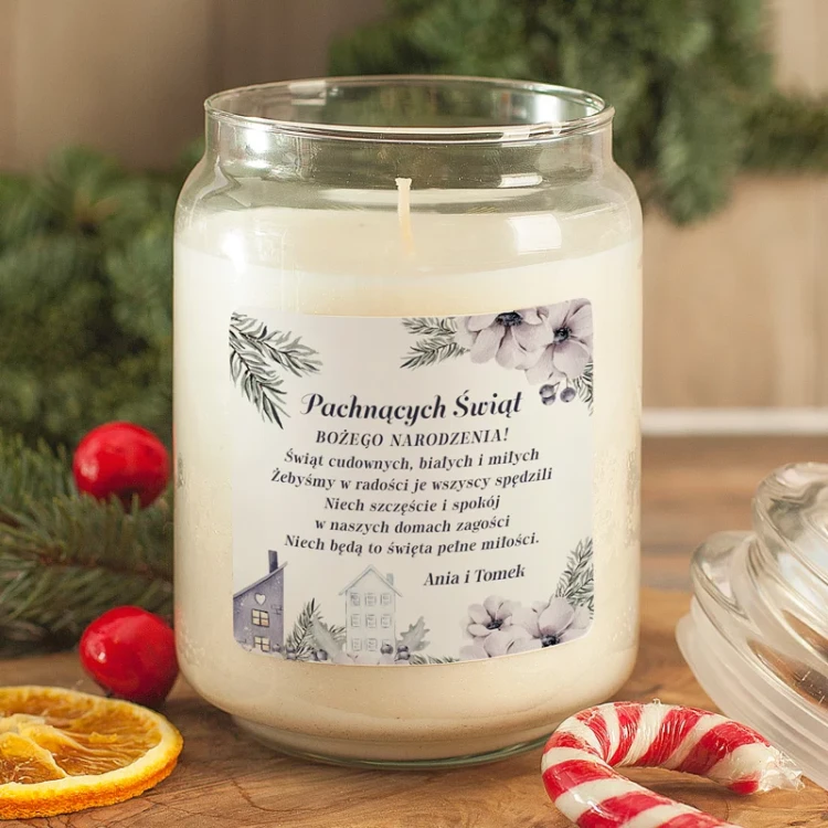 Świeca zapachowa z etykietą „Pachnących Świąt” prezentowana bez wieczka w świątecznej aranżacji