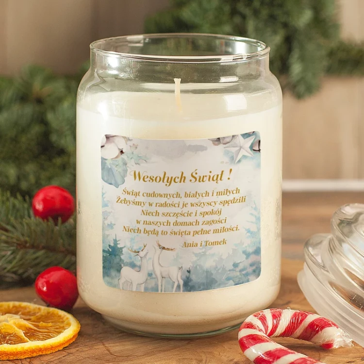 Świeca zapachowa z akwarelową grafiką reniferów i personalizacją w świątecznej aranżacji