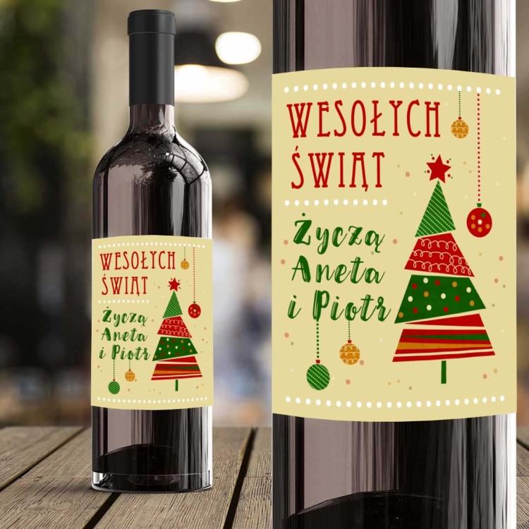 Etykieta świąteczna z motywem choinki i napisem „Wesołych Świąt” na butelce wina, z personalizacją imion